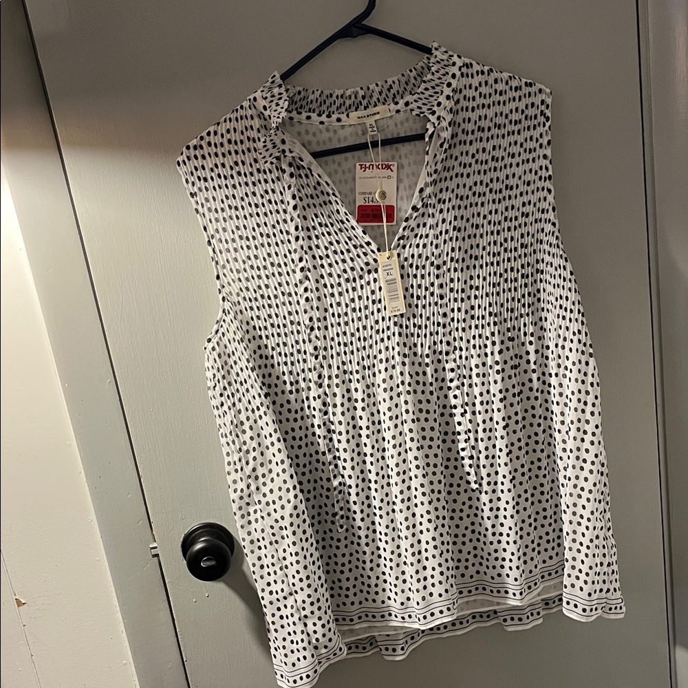 2 Max Studio Black and White Sleeveless Blouse